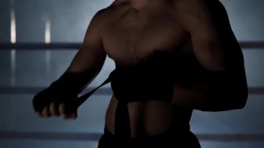  Dövüşçü ellerini boks bandajlarıyla sarar. Spor salonunda boks antrenmanı yapar..