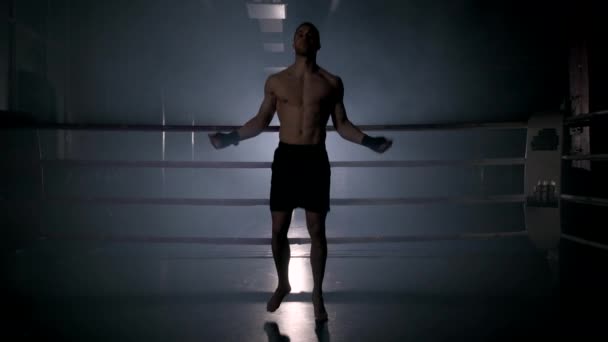 Boxeador saltando cuerda en anillo de boxeo — Vídeo de stock