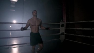 Boksör boks ringde ip atlama