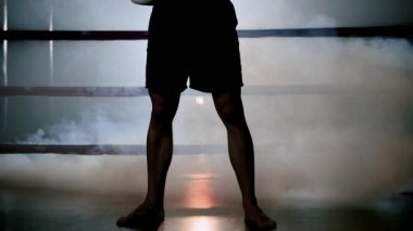 Boksör boks eldiveni giyer. Erkek dövüşçü eldivenlerini giyiyor. Kickboksör eldiven takmaya hazırlanıyor.