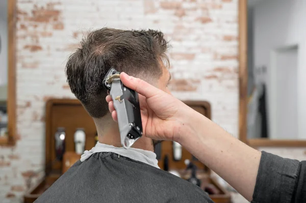 男式理发师在理发店用剪子剪男客户的头发.发型设计流程. — 图库照片
