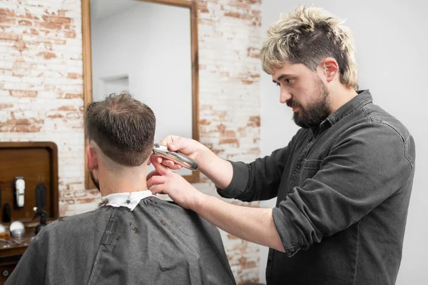 男式理发师在理发店用剪子剪男客户的头发.发型设计流程. — 图库照片