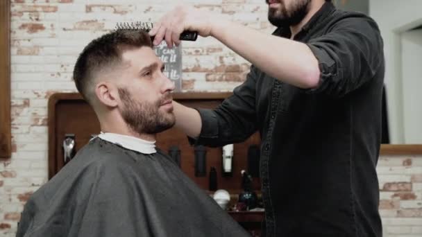 Barber drying hair of customer — Stock Video