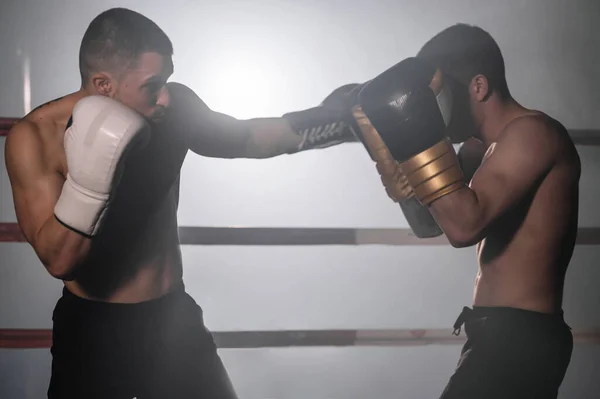 Twee gespierde vechtsporters vechten in de ring.. — Stockfoto