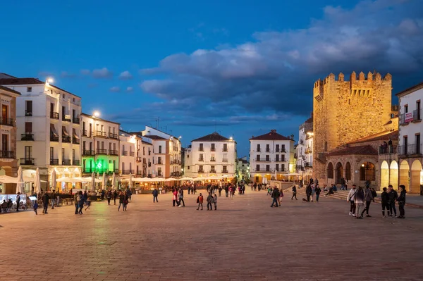 Cáceres, España - 5 de marzo de 2022: Turismo visitando la plaza principal del casco antiguo de Cáceres. — Foto de Stock