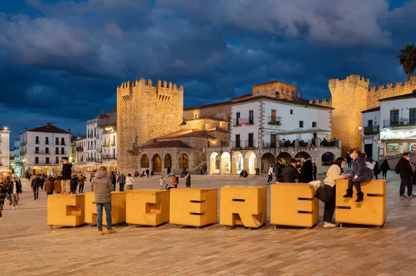 Caceres, Spain - March 5, 2022: Tourist visiting the main square in the old town of Caceres. — 图库照片