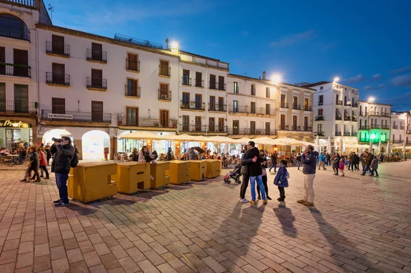 Caceres, Spanien - 5. März 2022: Tourist besucht den Hauptplatz in der Altstadt von Caceres. — Stockfoto