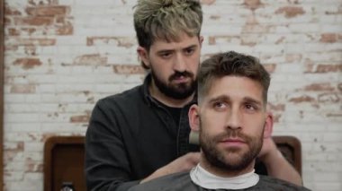 Kuaför dükkanında çalışmak.