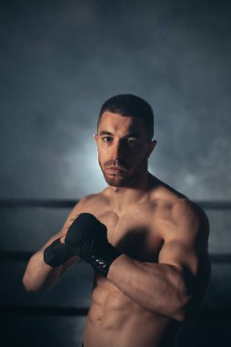 Boxer, boks ringinde bandajlı poz veren adam. Fitness ve boks konsepti. 
