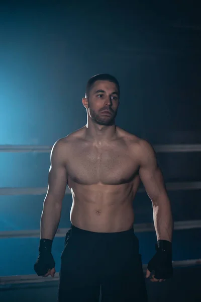 Boxer, homem posando com bandagem no ringue de boxe. Conceito de fitness e boxe. — Fotografia de Stock