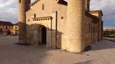 İspanya, Palencia, Fromista 'daki ünlü Roma kilisesi San Martin de Tours' un hava manzarası. Yüksek kalite 4k görüntü