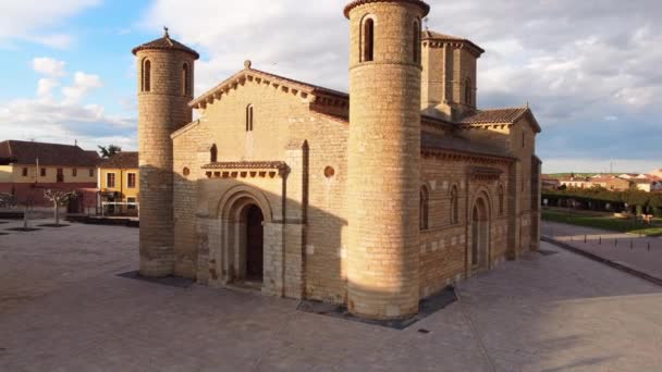 มุมมองทางอากาศของโบสถ์โรแมนติกที่มีชื่อเสียง San Martin de Tours ใน Fromista, Palencia, Spain ภาพ 4k คุณภาพสูง — วีดีโอสต็อก