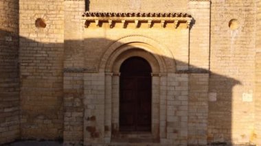 İspanya, Palencia, Fromista 'daki ünlü Roma kilisesi San Martin de Tours' un hava manzarası. Yüksek kalite 4k görüntü