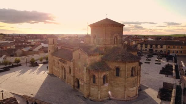 İspanya, Palencia, Fromista 'daki ünlü Roma kilisesi San Martin de Tours' un hava manzarası. Yüksek kalite 4k görüntü — Stok video