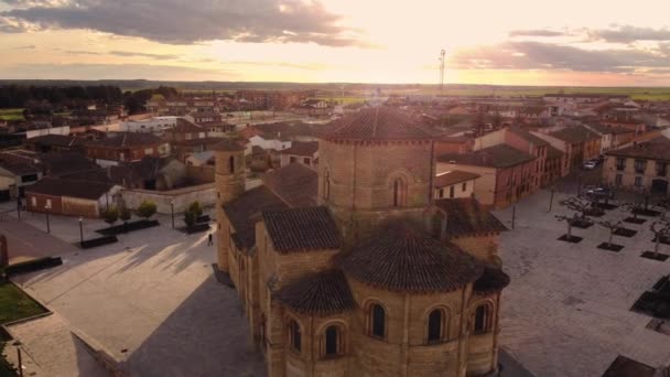 Αεροφωτογραφία του διάσημου Romanesque εκκλησία San Martin de Tours στη Fromista, Palencia, Ισπανία. Υψηλής ποιότητας 4k πλάνα — Αρχείο Βίντεο