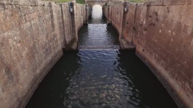 İspanya, Palencia 'nın Fromista ilindeki Castilla Kanalı' nın kilitleri