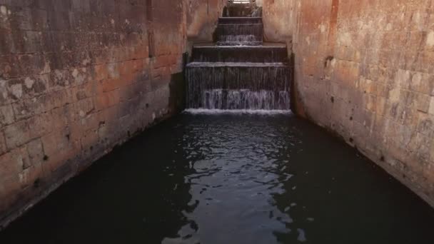 Schleusen des Canal de Castilla in Fromista, Provinz Palencia, Spanien — Stockvideo