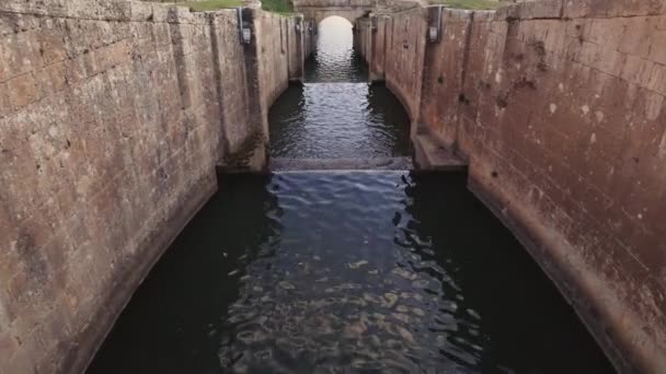 Fechaduras do Canal de Castilla em Fromista, província de Palencia, Espanha — Vídeo de Stock