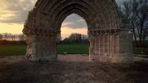 Luchtfoto van de verwoeste middeleeuwse boog van San Miguel de Mazarreros in de schemering, in Olmillos de Sasamon. Burgos, Spanje. — Stockvideo