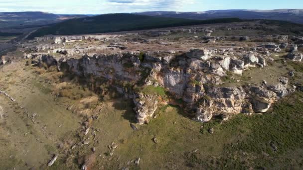 Flygfoto över den geologiska parken Las Tuerces i Palencia, Castilla y Leon, Spanien, — Stockvideo