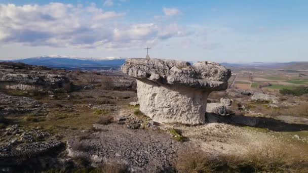 Flygfoto över den geologiska parken Las Tuerces i Palencia, Castilla y Leon, Spanien, — Stockvideo