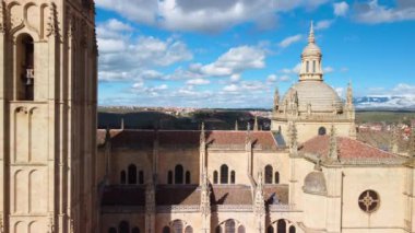 Segovia Katedrali 'nin havadan görünüşü Kastilya ve Leon' un ünlü turistik merkezi..