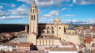 Segovia Katedrali 'nin havadan görünüşü Kastilya ve Leon' un ünlü turistik merkezi..