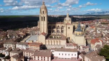 Segovia şehrinin havadan görünüşü, Kastilya ve Leon, İspanya 'daki ünlü turizm beldesi. Yüksek kalite 4k görüntü.