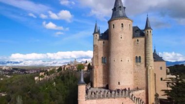 Segovia Alcazar 'ın havadan görünüşü, Segovia, İspanya' nın ünlü simgesi.. 
