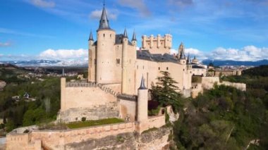 Segovia Alcazar 'ın havadan görünüşü, Segovia, İspanya' nın ünlü simgesi.. 