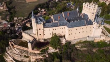 Segovia Alcazar 'ın havadan görünüşü, Segovia, İspanya' nın ünlü simgesi.. 