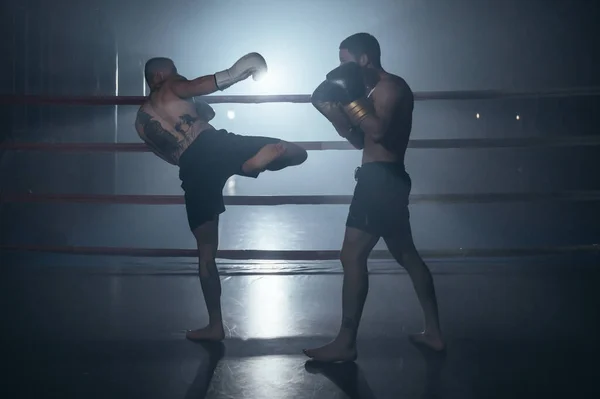 Дві сорочки м'язистий чоловік бореться удар боксу в боксерському кільці . — стокове фото
