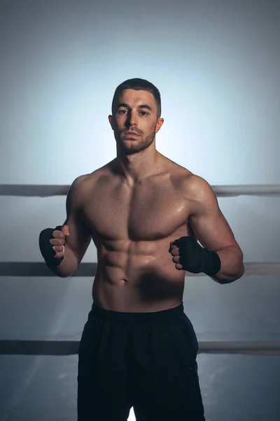 Boxer, uomo in posa con la benda sul ring. Concetto di fitness e boxe. — Foto Stock