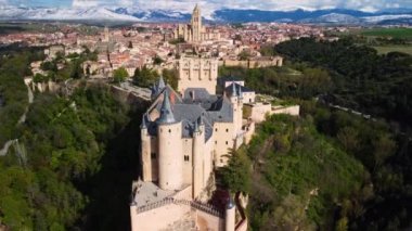 Segovia Alcazar 'ın havadan görünüşü, Segovia, İspanya' nın ünlü simgesi.. 