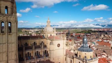 Segovia Katedrali 'nin havadan görünüşü Kastilya ve Leon' un ünlü turistik merkezi..