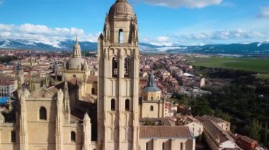 Segovia Katedrali 'nin havadan görünüşü Kastilya ve Leon' un ünlü turistik merkezi..