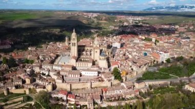 Segovia şehrinin havadan görünüşü, Kastilya ve Leon, İspanya 'daki ünlü turizm beldesi. Yüksek kalite 4k görüntü.