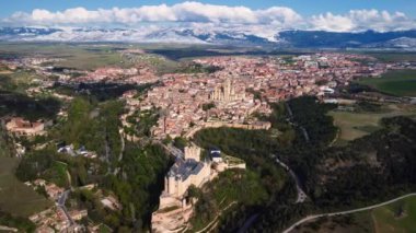 Segovia şehrinin havadan görünüşü, Kastilya ve Leon, İspanya 'daki ünlü turizm beldesi. Yüksek kalite 4k görüntü.