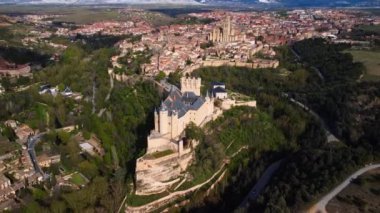 Segovia şehrinin havadan görünüşü, Kastilya ve Leon, İspanya 'daki ünlü turizm beldesi. Yüksek kalite 4k görüntü.