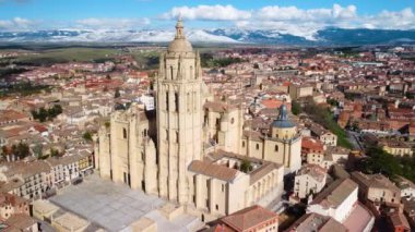 Segovia Katedrali 'nin havadan görünüşü Kastilya ve Leon' un ünlü turistik merkezi..