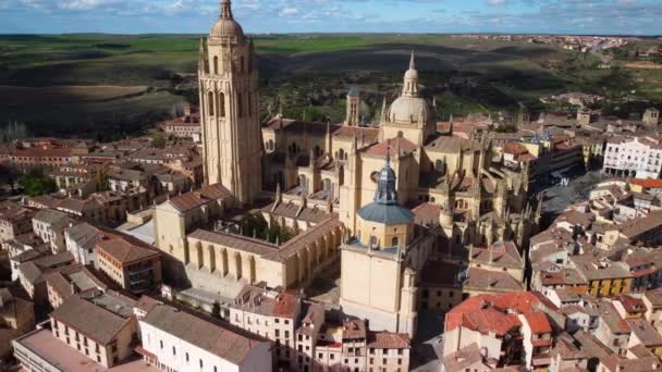 Widok z lotu ptaka na katedrę w Segowii, słynna atrakcja turystyczna w Kastylii i Leonie, Hiszpania. — Wideo stockowe