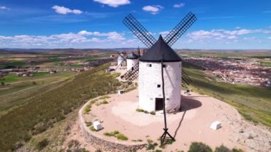 Don Kişot 'un Consuegra, Toledo, İspanya' daki yel değirmenlerinin hava görüntüsü.