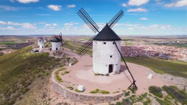 Don Kişot 'un Consuegra, Toledo, İspanya' daki yel değirmenlerinin hava görüntüsü.