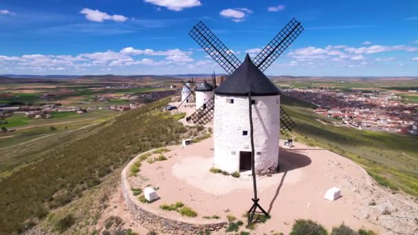 Letecký pohled na větrné mlýny Don Quijote v Consuegra, Toledo, Španělsko. — Stock video