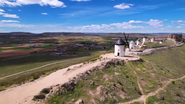 Letecký pohled na větrné mlýny Don Quijote v Consuegra, Toledo, Španělsko. — Stock video