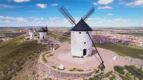 Letecký pohled na větrné mlýny Don Quijote v Consuegra, Toledo, Španělsko. — Stock video