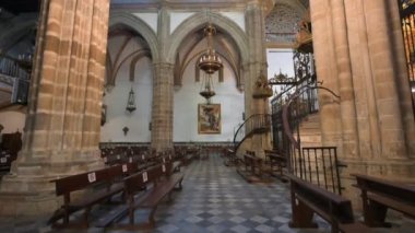 Guadalupe, İspanya - 4 Mart 2022: Santa Maria de Guadalupe Kraliyet Manastırı Kilisesi, İspanya