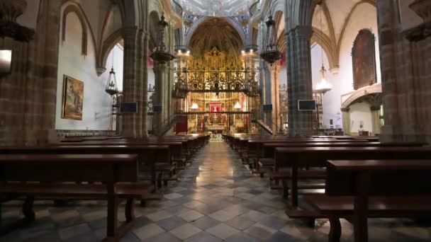 Guadalupe, Spain - March, 4 2022: Interior of the church of the Royal Monastery of Santa Maria de Guadalupe, Caceres, Spain — Stock Video