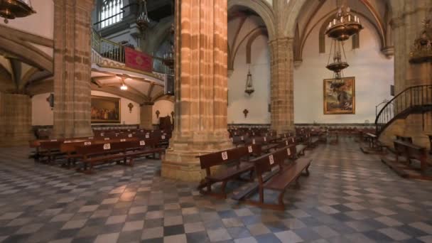 Guadalupe, Espagne - 4 mars 2022 : Intérieur de l'église du monastère royal de Santa Maria de Guadalupe, Caceres, Espagne — Video