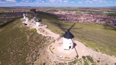 Don Kişot 'un Consuegra, Toledo, İspanya' daki yel değirmenlerinin hava görüntüsü.